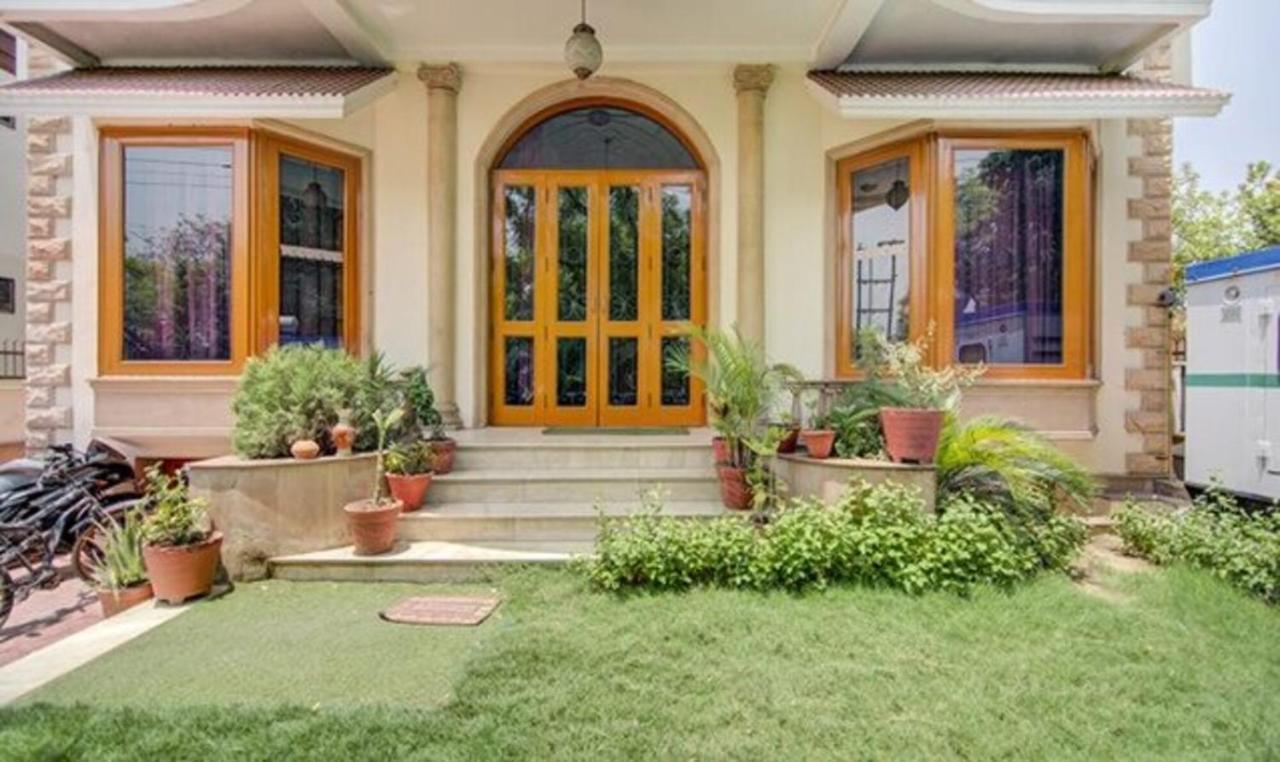 Fabexpress Ashray Hotel Noida Exterior photo