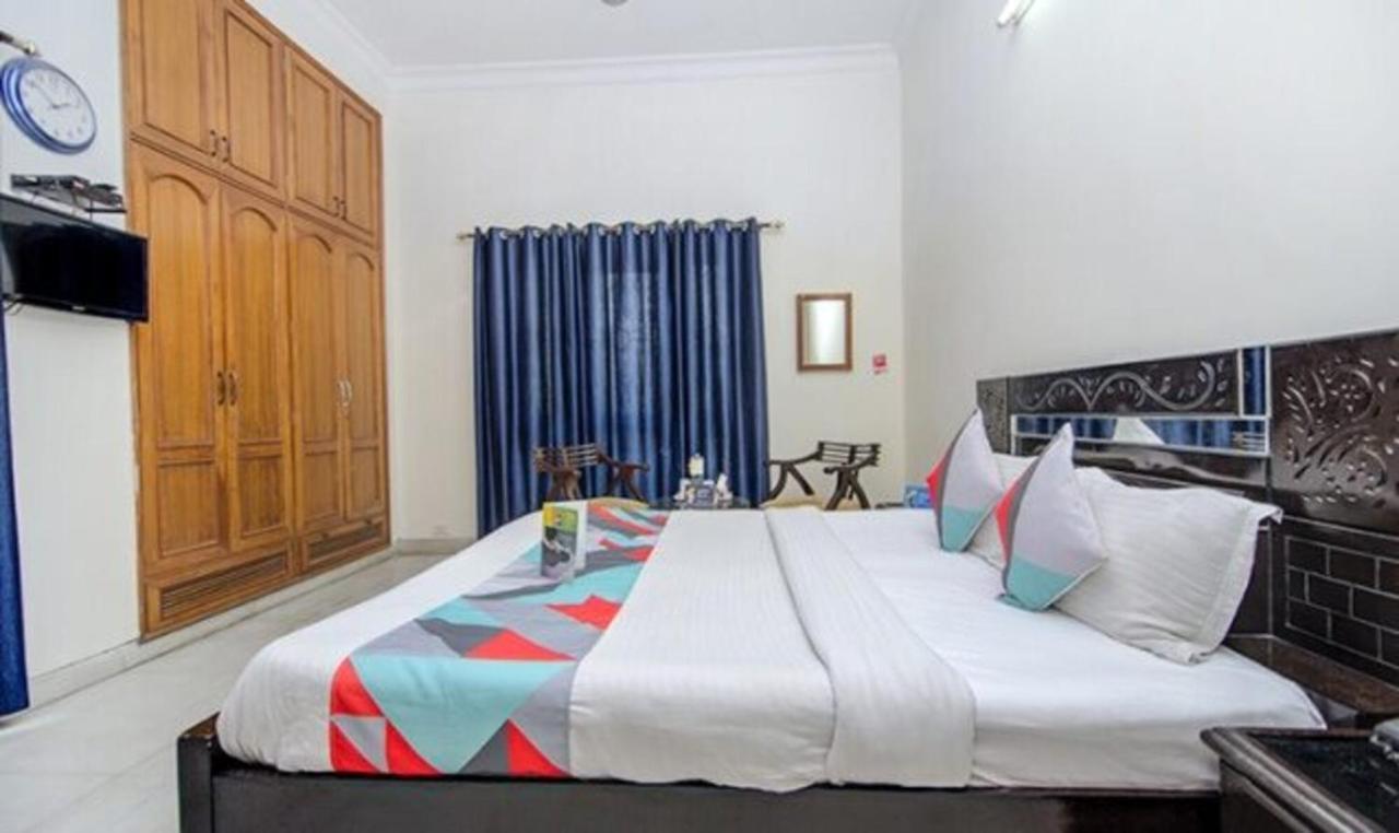 Fabexpress Ashray Hotel Noida Exterior photo