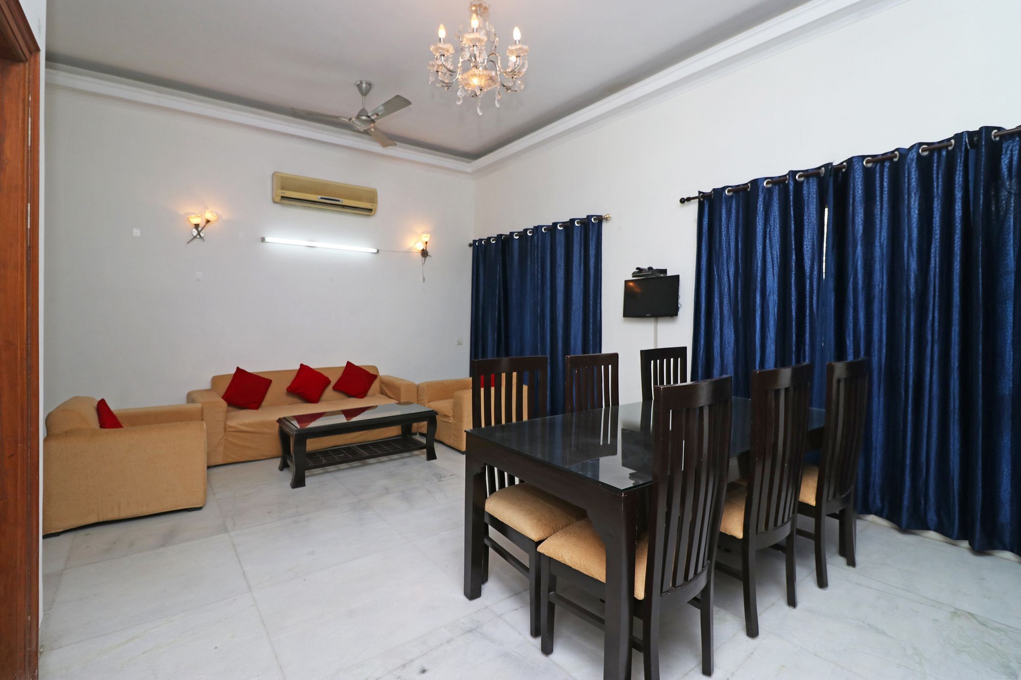 Fabexpress Ashray Hotel Noida Exterior photo