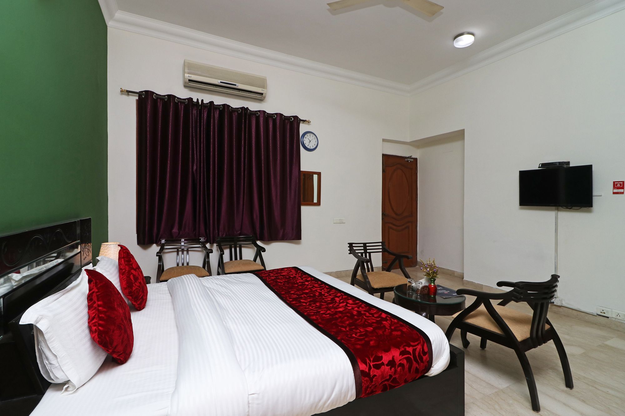 Fabexpress Ashray Hotel Noida Exterior photo