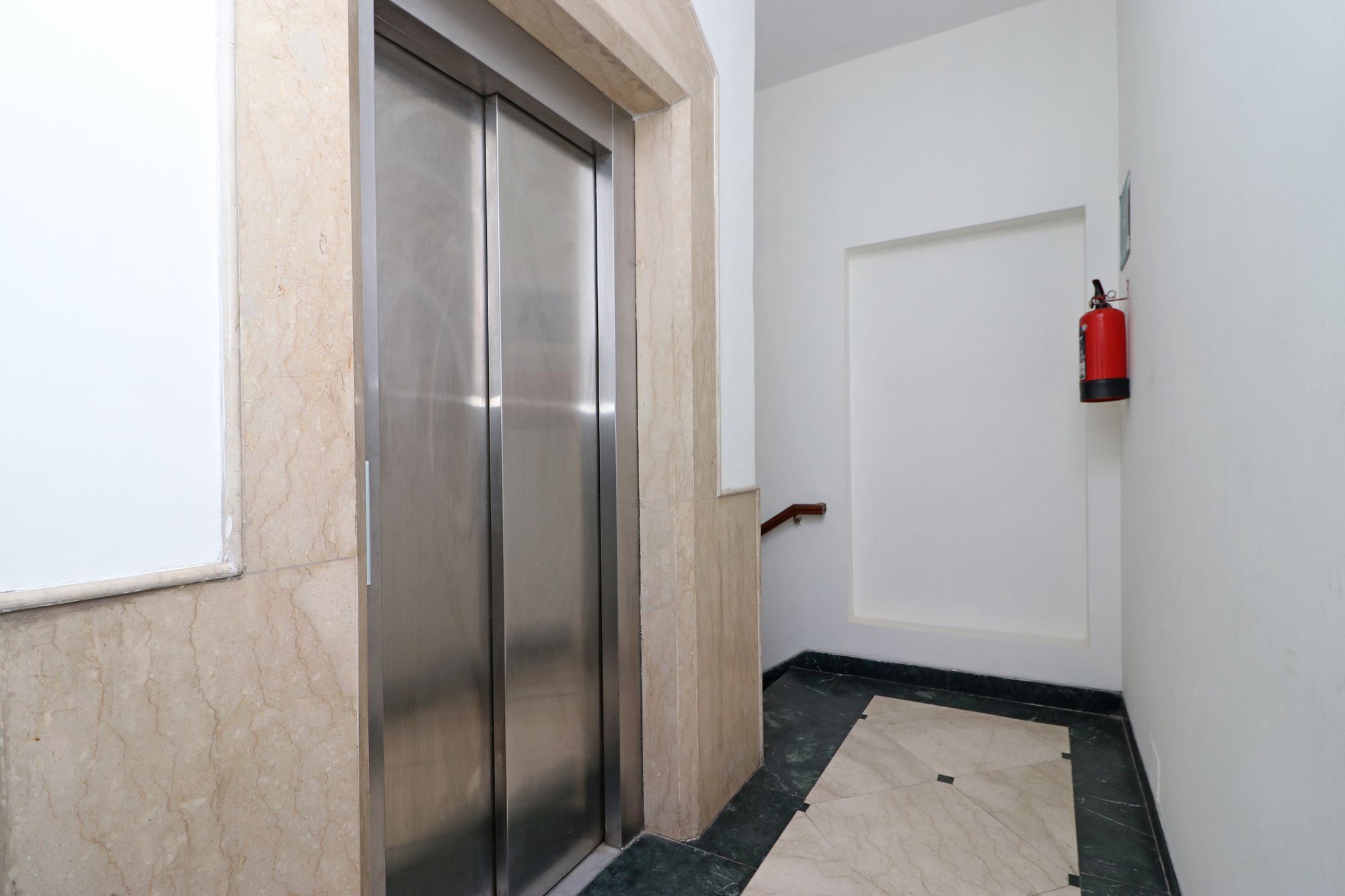 Fabexpress Ashray Hotel Noida Exterior photo