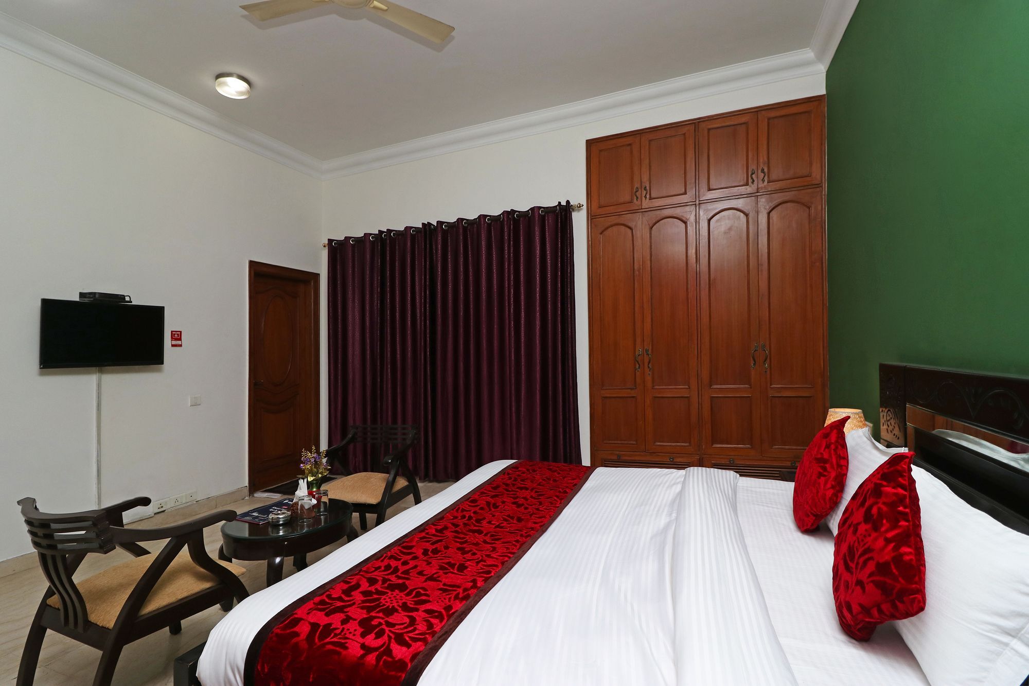 Fabexpress Ashray Hotel Noida Exterior photo